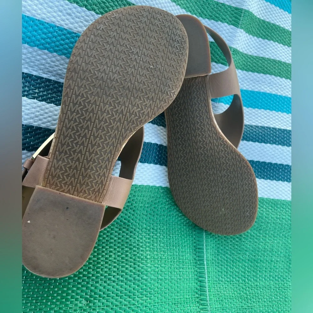 ✨🥳 Michael Kors Tan and Gold Thong Sandals Size 7.5 M Women’s - Picture 10 of 13
